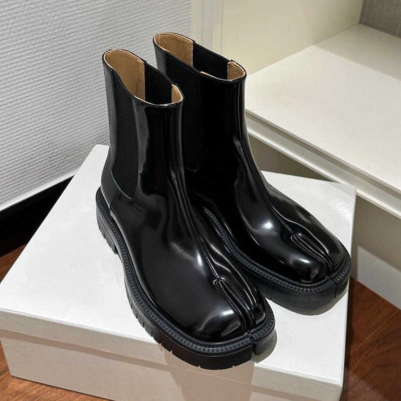 The highest version of the niche pigskin M6 British-style Chelsea boots for women featuring a thick sole a tabi design and a short shaft with a spli