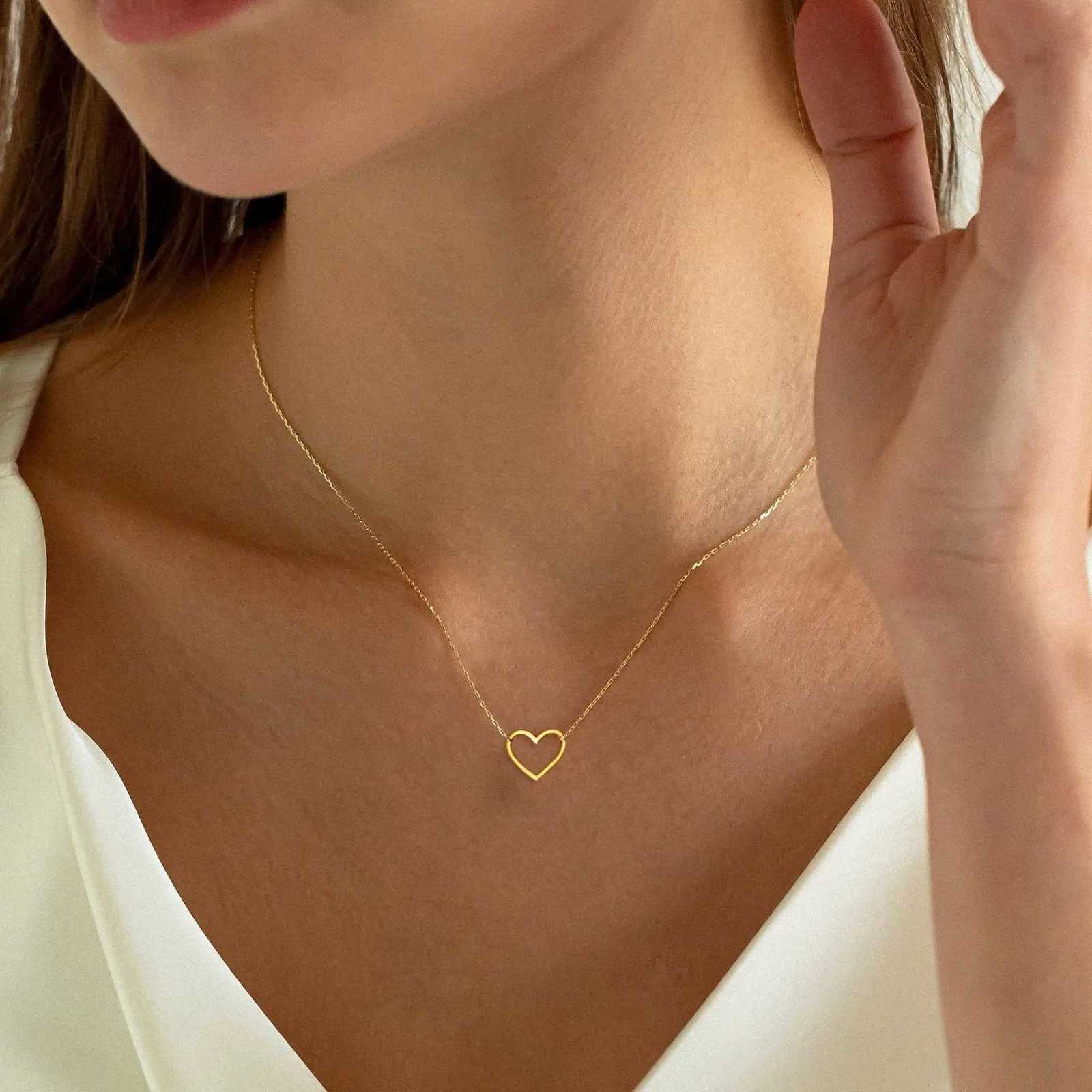 Pendant Necklaces LATS Hollow Love Heart Pendant Necklaces for Women Men Couple 18K Gold Plated Stainless Steel Clavicle Chain Minimalist Jewelry X2