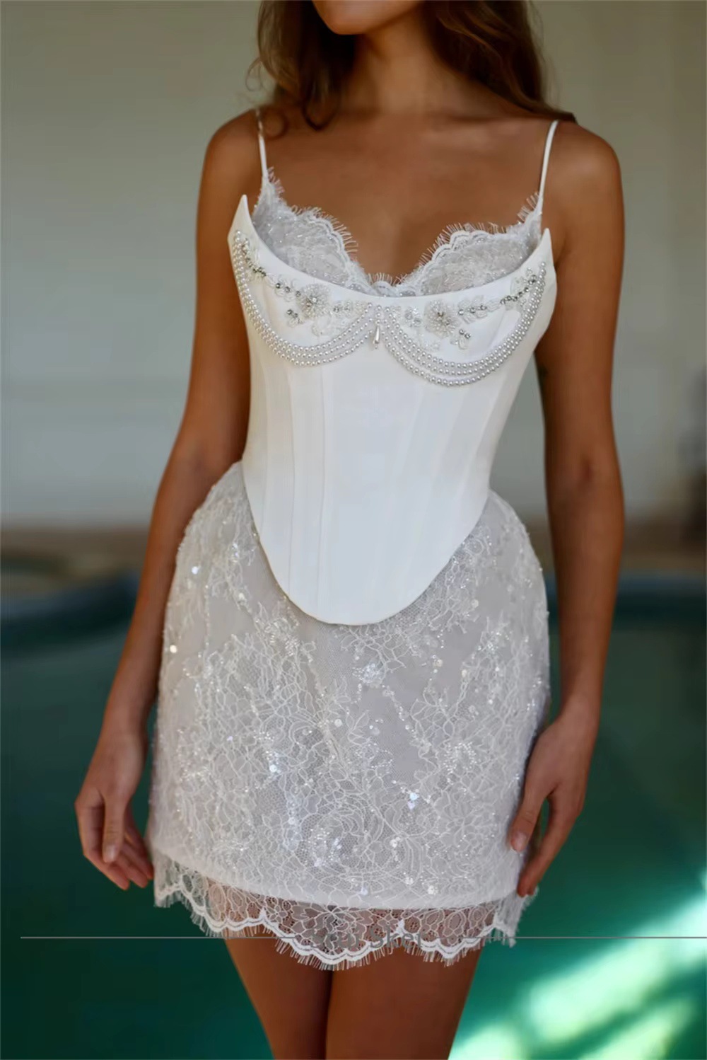 Charming Short Wedding Dresses V-neck Straps Pearls Lace Satin Mini Boho Bridal Party Gowns Beach 2027 Summe Vestido de Novia Robe De Mariage