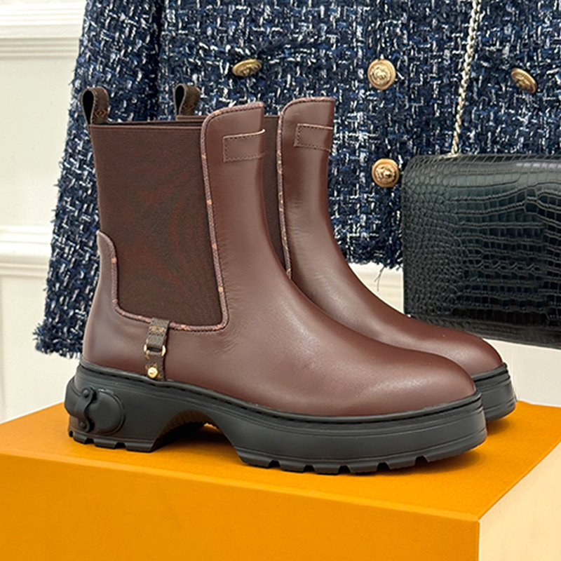 Squad Chelsea Ankle Boot Designer Plain Calf Leather Elastic Side Panels Lades Short Boots 1AKHL6 Luxury Trunk Handle Detail Rubber Sole Round Toes