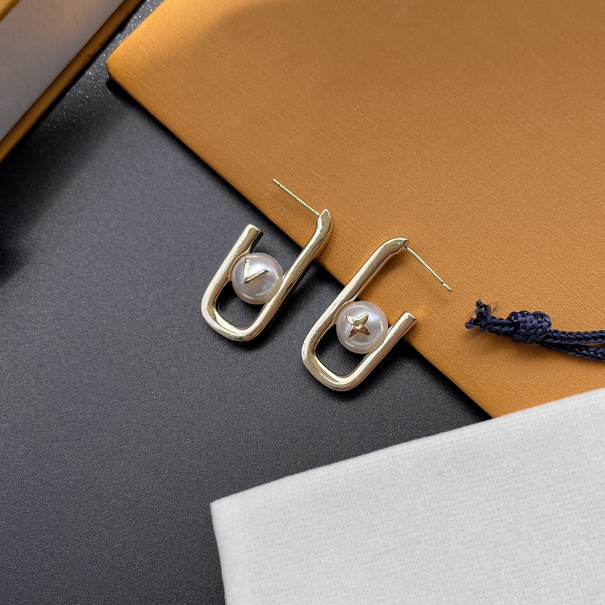 Minimalist Designer Plated Gold And Silver Letter Pearl Earrings A Luxurious Fashionable Gift Suitable For Womens Daily Leisure And Versatile Jewelr