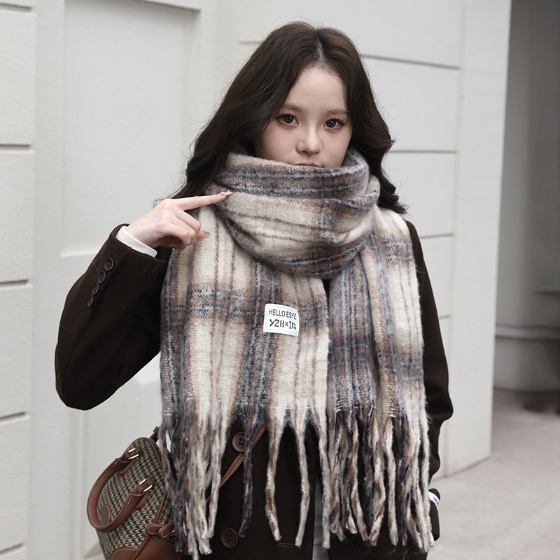Autumn winter scarf women, 2026 new high-end design, featuring a seahorse-patterned plaid, Korean style, suitable couples, versatile, and thickened