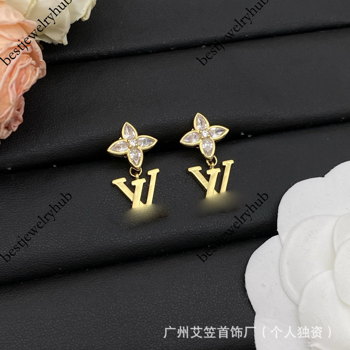 Designer Jewelry Louisevuits 2026 New Women's V-Shaped Earrings: Unique, Versatile, Luxurious, and Classic