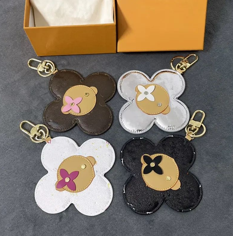 Designer Sunflower Doll Bag Charm Luxury Christmas Plush Keychain Keying Bag Charms With Colorour L Letter Pendant Fashion Cartoon Womens Key Chain