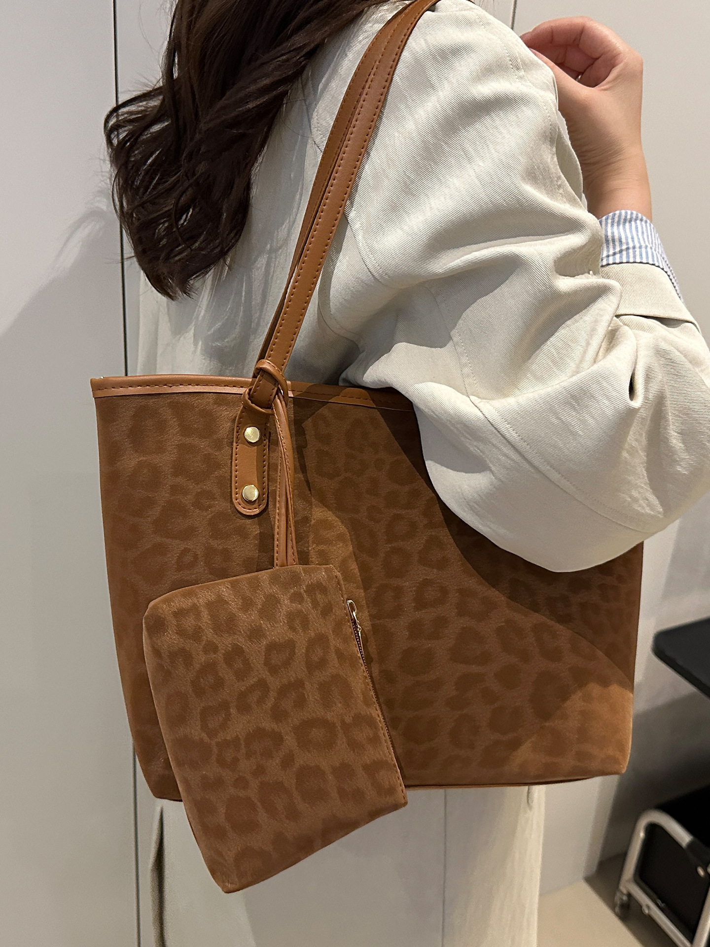 Fashion Versatile Leopard Print Tote New Commuting Underarm Korean Style Large Capacity Shoulder Bag For Women Fashion Luxury Handbag Tote Bag