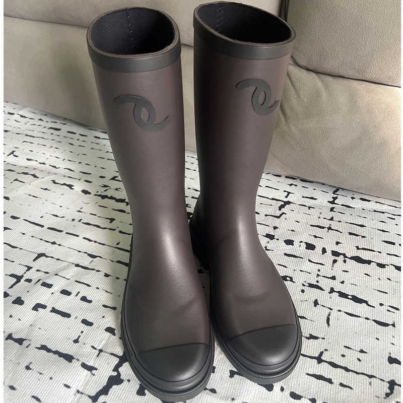 Dark brown waterproof round-toe women's color-blocked seamless vintage-style rubber rain boots mid-calf high boots that do not go over the knee