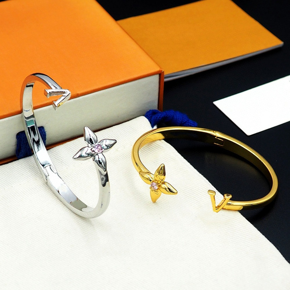 V Letter Four-leaf Clover Designer Bracelet Open Bracelet For Womens Pink Diamond Flower Open Bangle