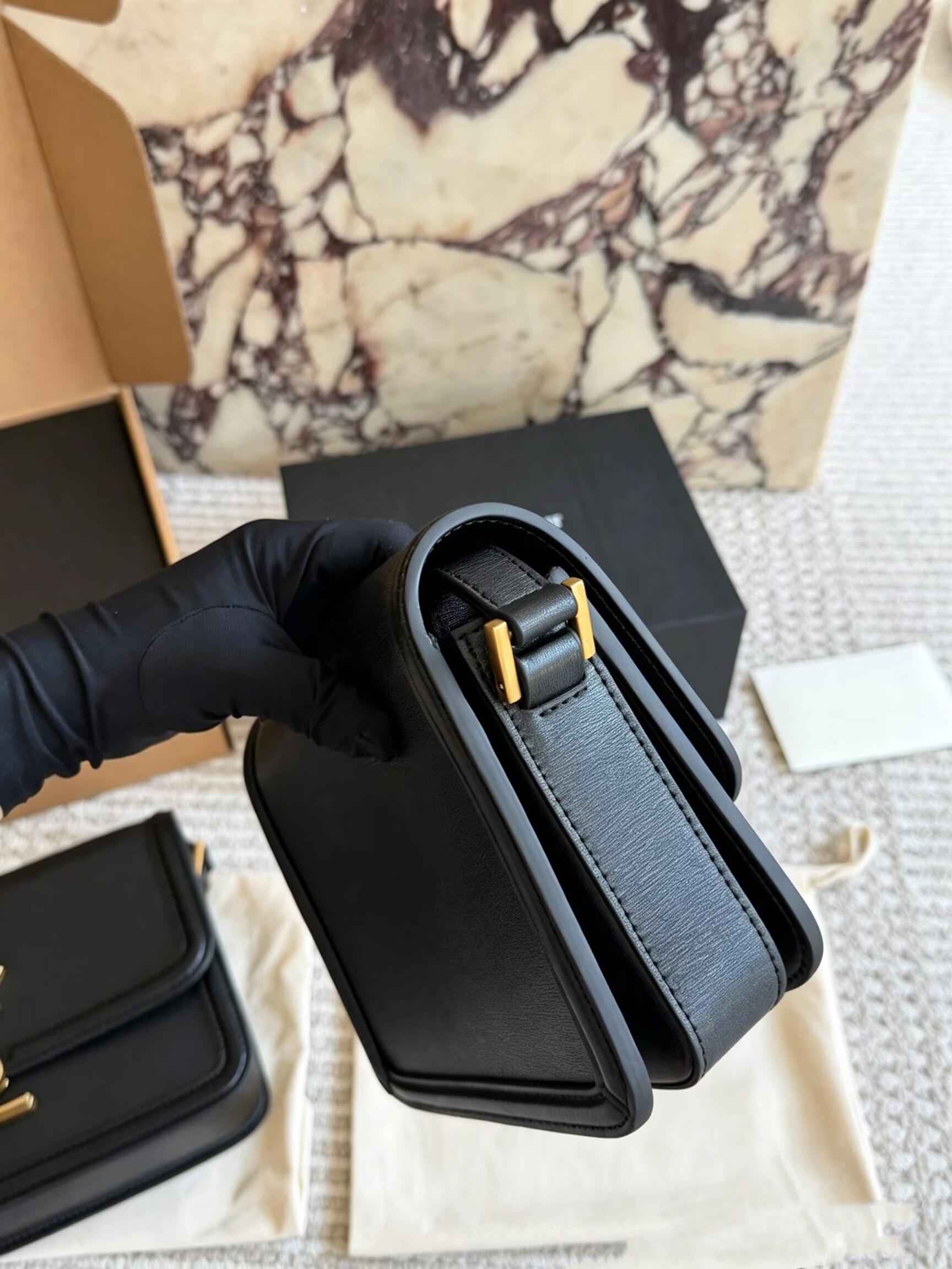 Les sacs à main pour femmes ont une très bonne sensation et une très bonne flexibilité de la surface du cuir.