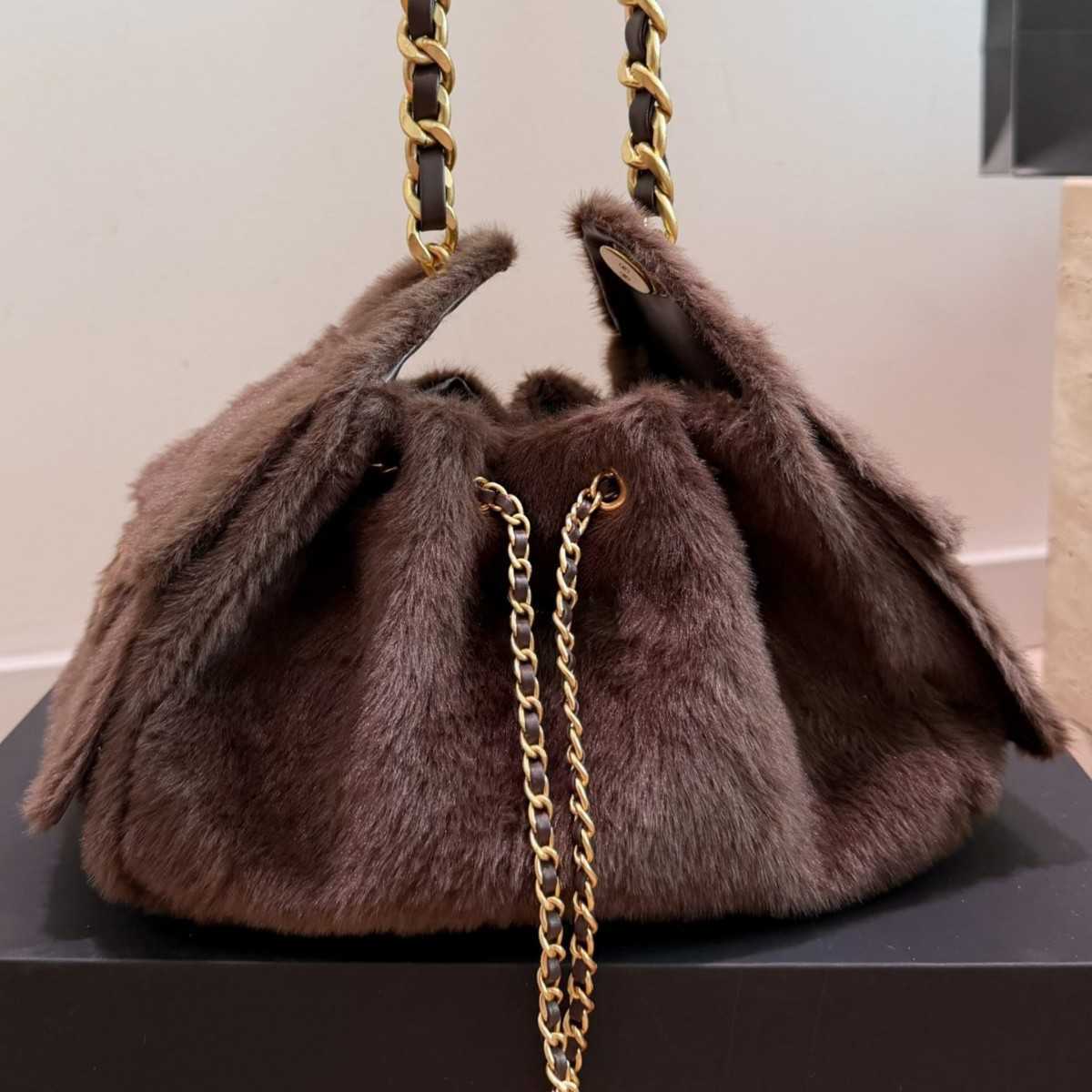 Luxury Women Plush Fur Bucket Bag Drawstring Tote Shoulder Bag Gold Chain Strap Fluffy Winter Handbag Brown Black Designer Purse