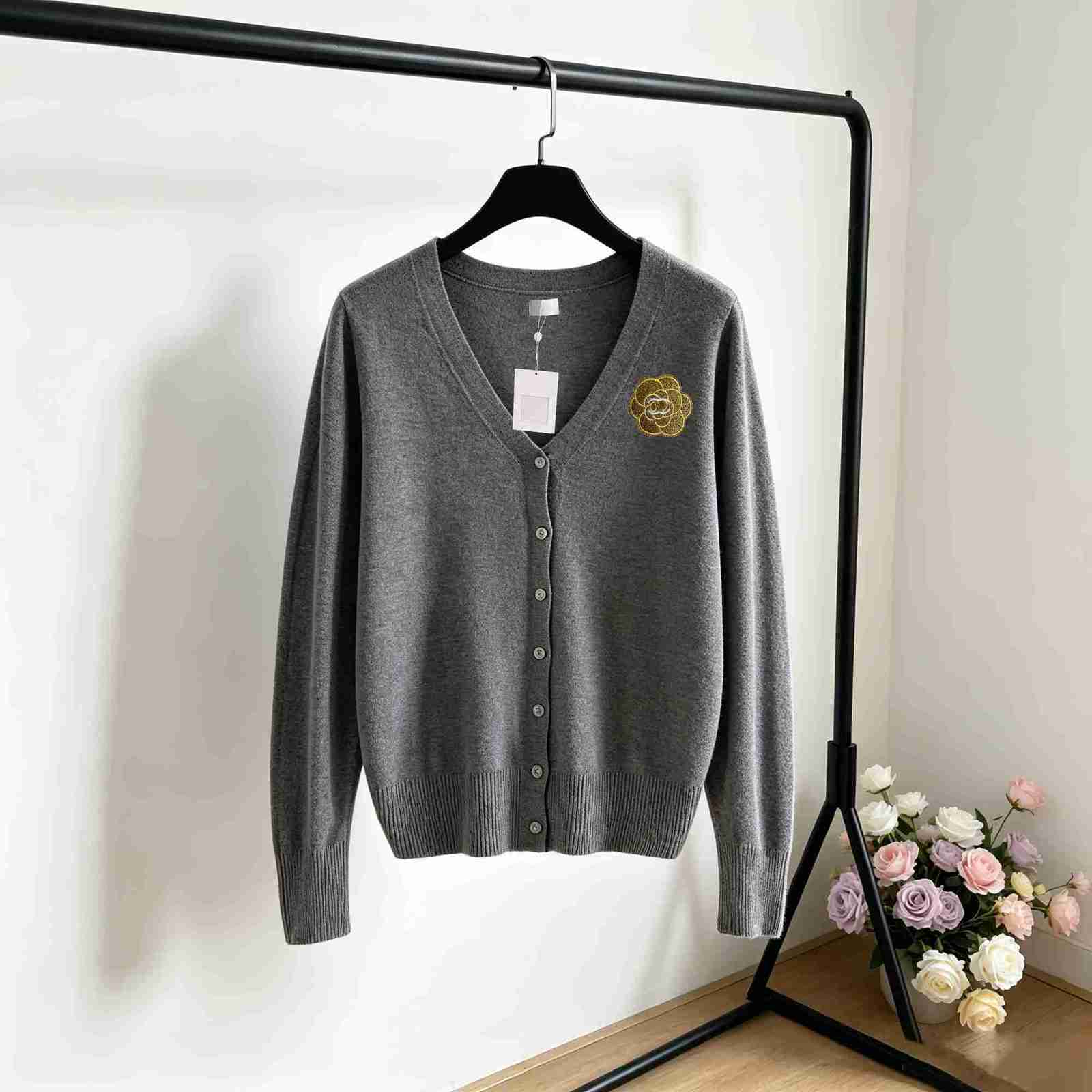 Women's Sweaters Designers Knitted T-shirt sweaters Knitted loose-fit versatile short outerwear luxury sweaters womens long sleeve simple sweat