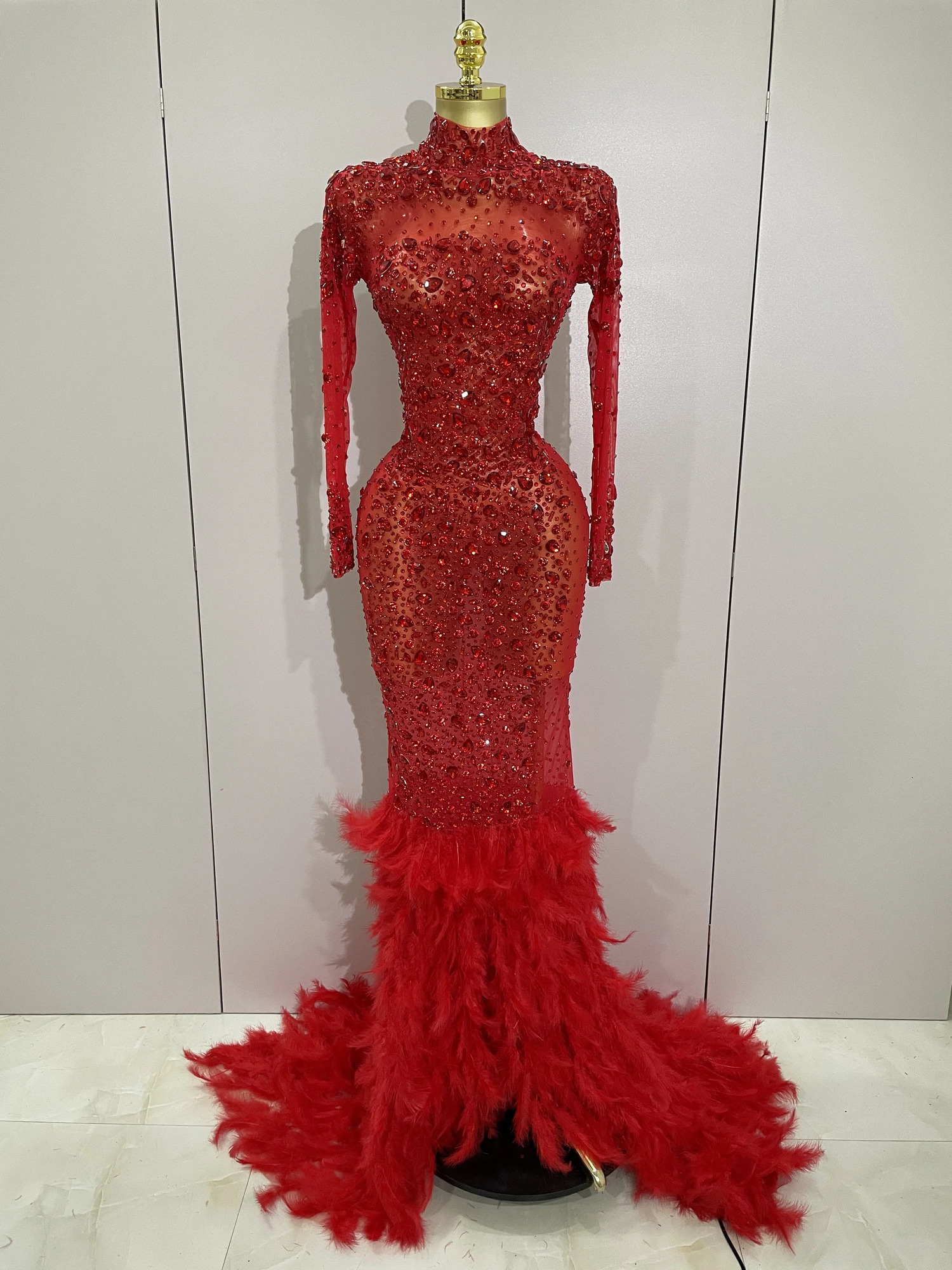 Scintillanti cristalli rossi Piume Manica lunga Sirena Maxi abito da donna Matrimonio Celebrare la festa di compleanno Abito da ballo 260922