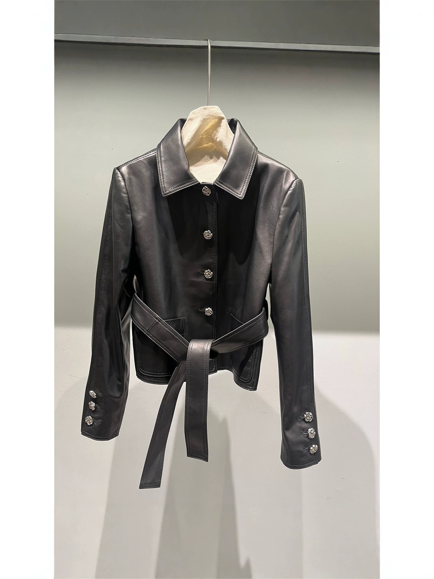 Designer 2026 Autumn New Dark Style Women's Short Genuine Leather Jacket With Lapel, Slim Fit, Waist-Cinching, Versatile, And Belted 0432