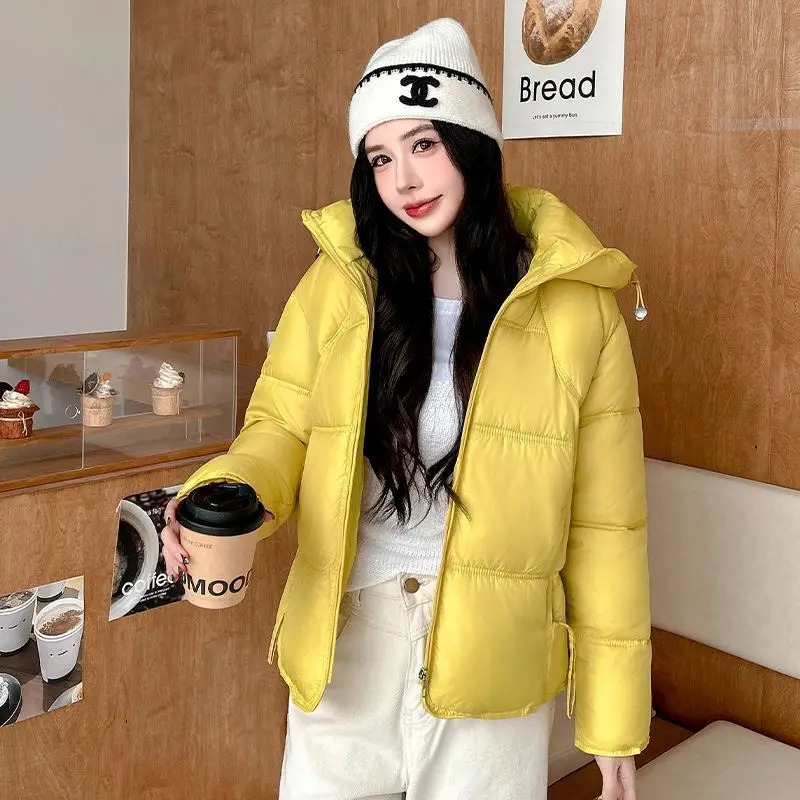 2027 Winter Lightweight Down Coat Women Parkas Hooded Cottonpadded Jacket Ladies Short Temperament Outwear Niche Overcoat 260921