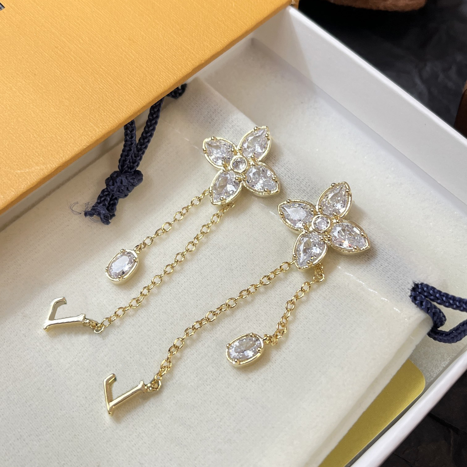 Unique Designer Zircon Clover Gold Plated Tassel Letter Pendant Earrings Luxurious High End Gift Suitable Women To Create Exquisite Jewelry