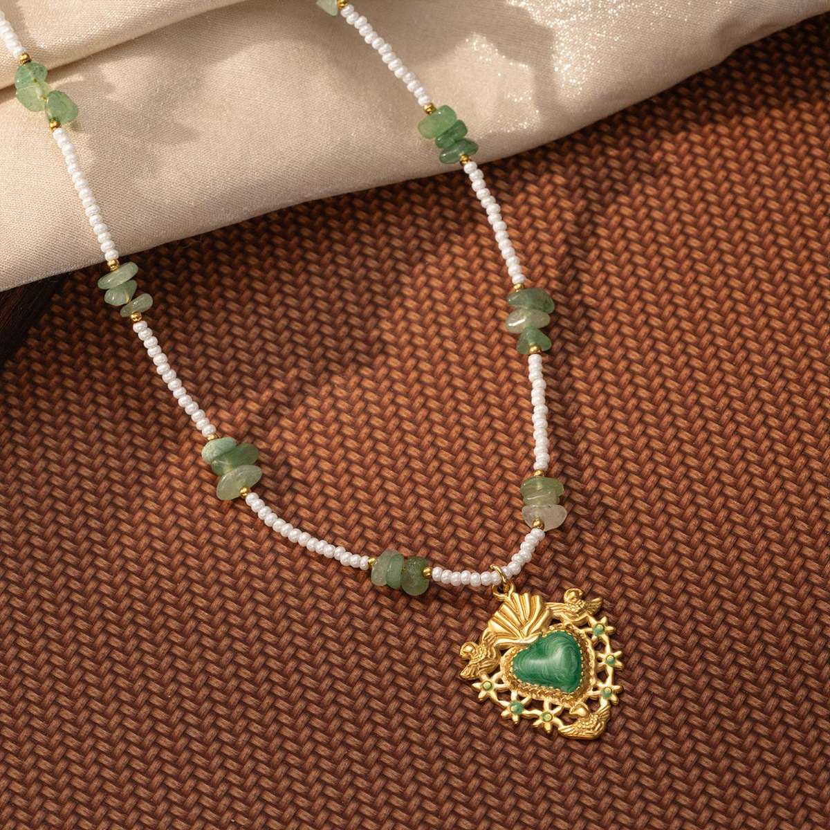 European American-style vtage heart pendant necklace, featurg green aventure and pearls, with an 18K gold-plated staless steel clavicle