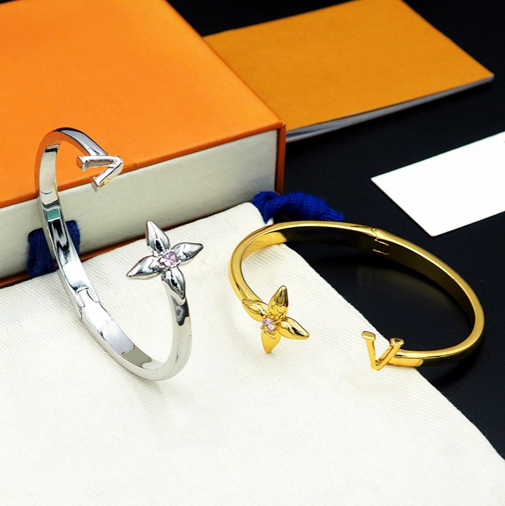 V Letter Four-leaf Clover Designer Bracelet Open Bracelet For Womens Pink Diamond Flower Open Bangle