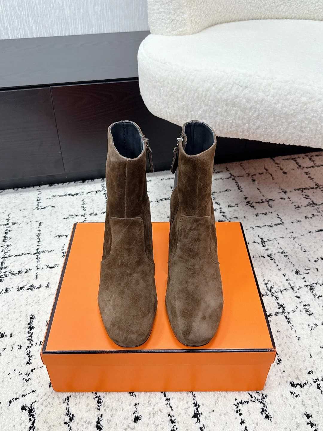 Designer Luxury Boots Autumn Women's and Winter Knee Brand High Boots with Pleated Thick Sole Heel Leather Short Boots J260922
