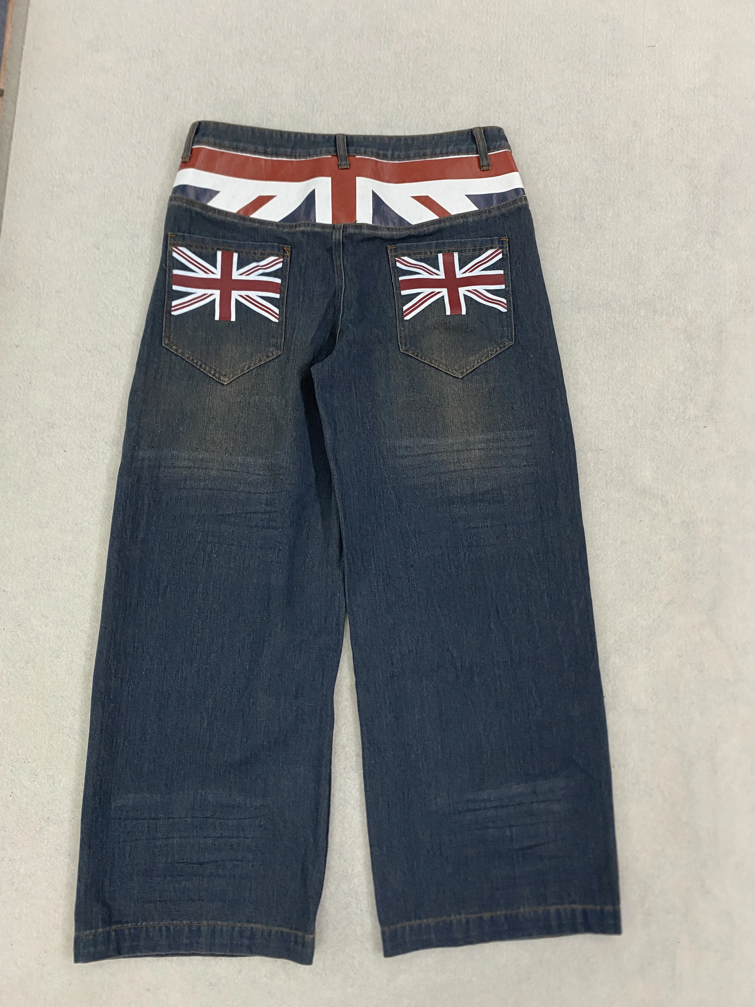 Y2K Pantaloni in denim con tasca posteriore con bandiera retrò del Regno Unito, pantaloni dritti larghi con piega pesante, lavaggio scuro 260922