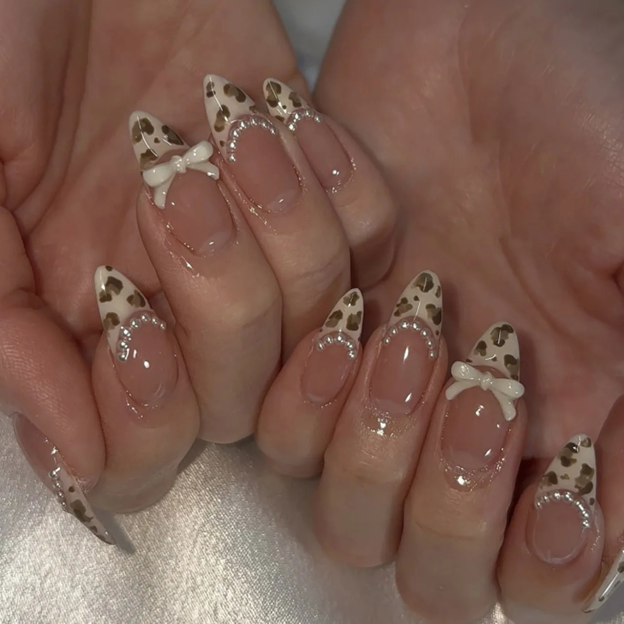 24pcs Light Coffee French Style Press On Nails Leopard Print Almond Spicy Girl Fake Nails With Bowknots Pearl Decor False Nail 260922