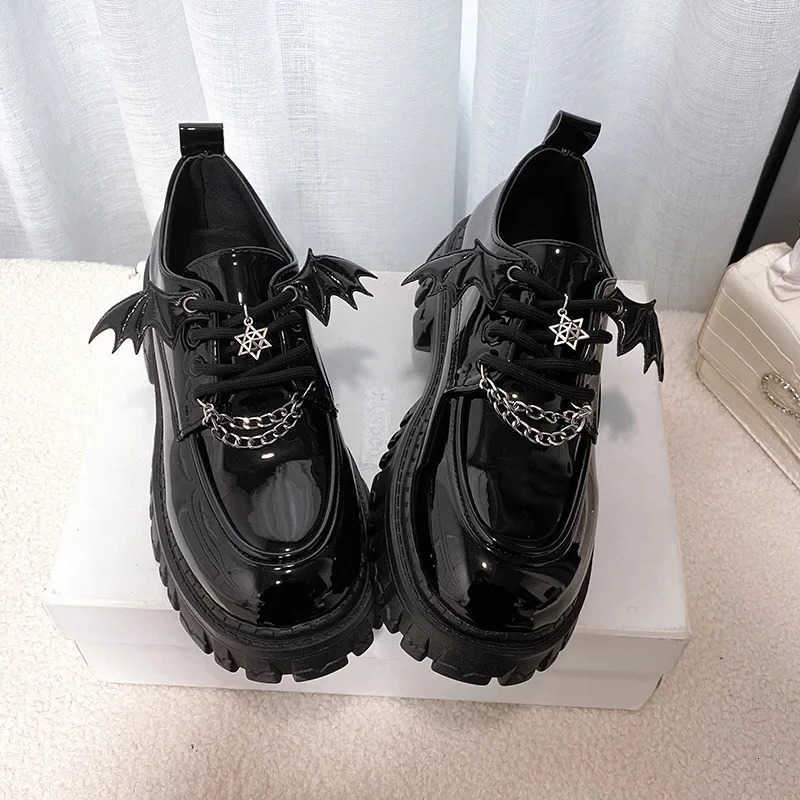 Lolita Scarpe casual Piattaforma catena Scarpe gotiche Donna 2024 Primavera Stile college Décolleté in pelle verniciata Donna Giappone Scarpe unifor