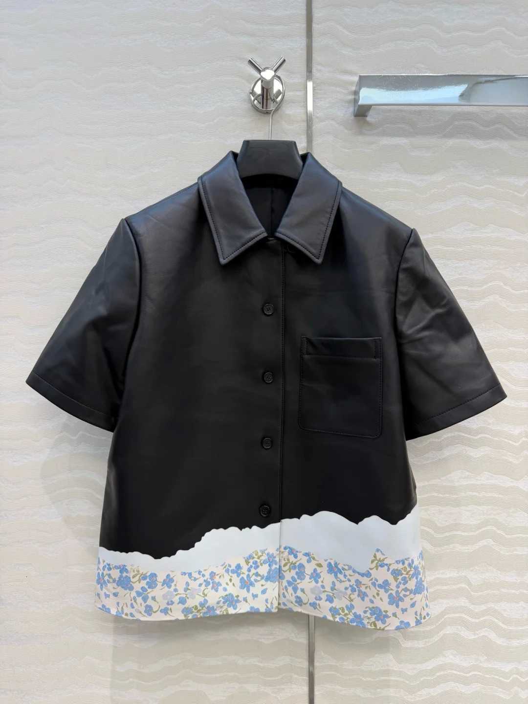 New Women's 2026 Short Sleeved Leather Jacket 100% Lambskin Material Printed Leather Jacket High Quality Simple Retro Style C260921