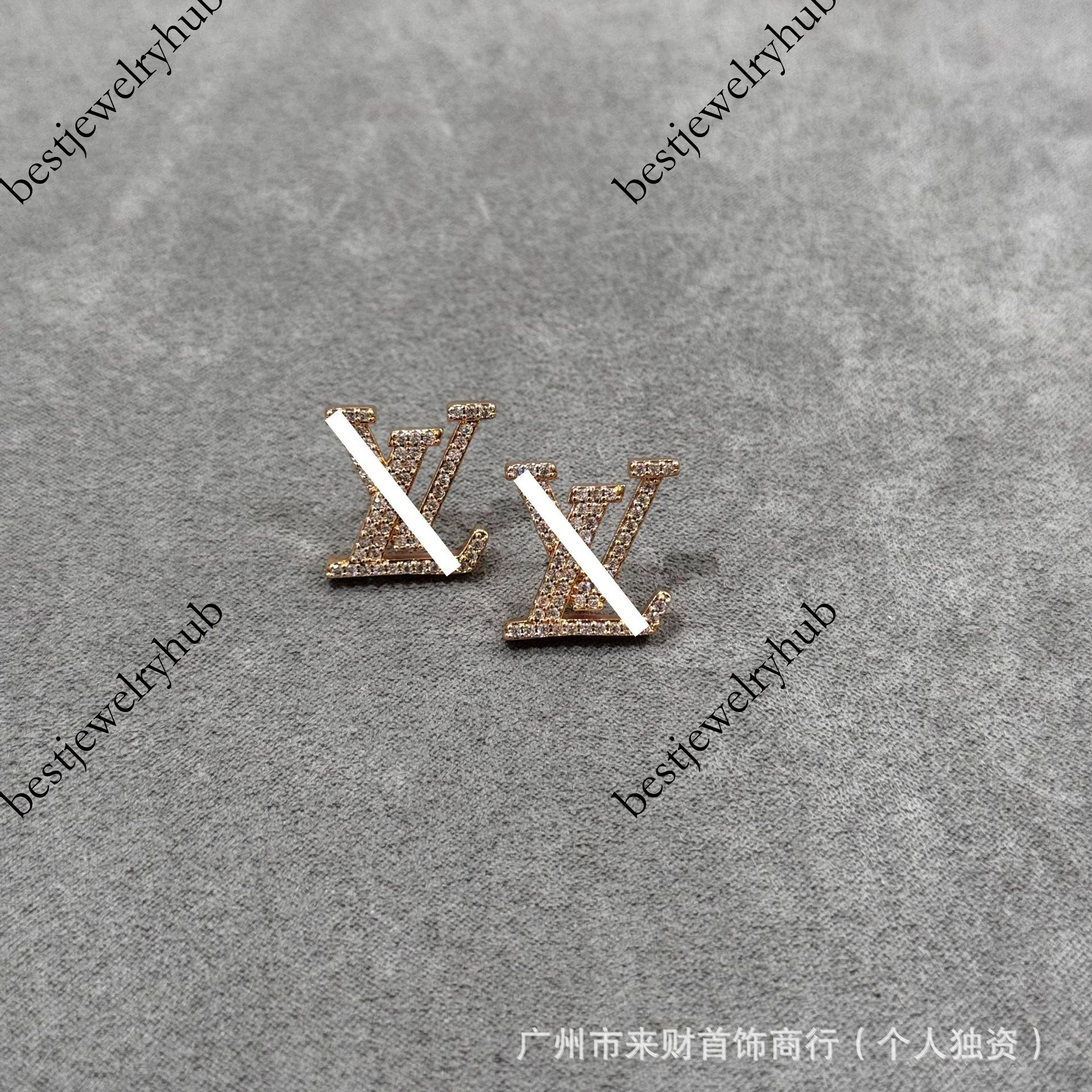 Designer Jewelry Louisevuits L brand's new earrings full of diamonds, have a niche charm, simple stylish, are extremely beautiful, classic and
