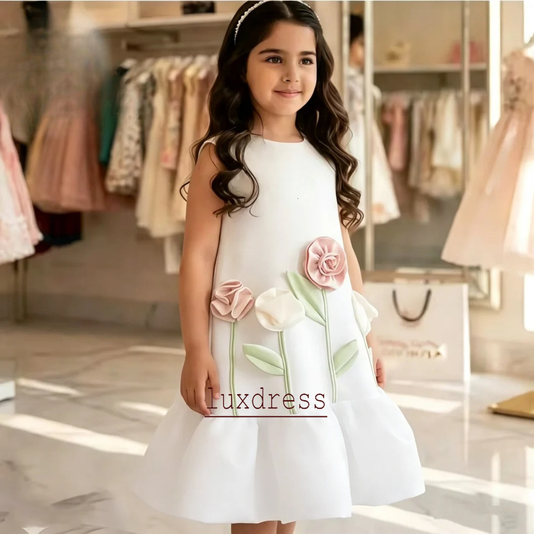 Abiti da ragazza di fiore adorabili al ginocchio Fiori 3D Una linea per bambini Abito da festa senza maniche con volant per bambini Abito da prima c