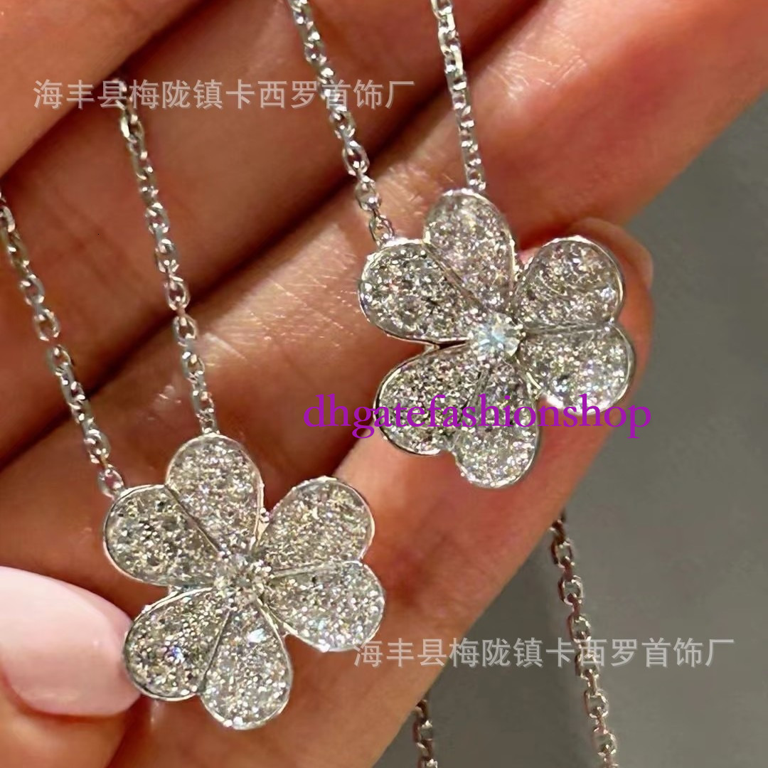 Designer Jewelry Vanle cleef necklaces Clover petal necklace with full diamond single flower simple and versatile clover pendant ins style collarbon