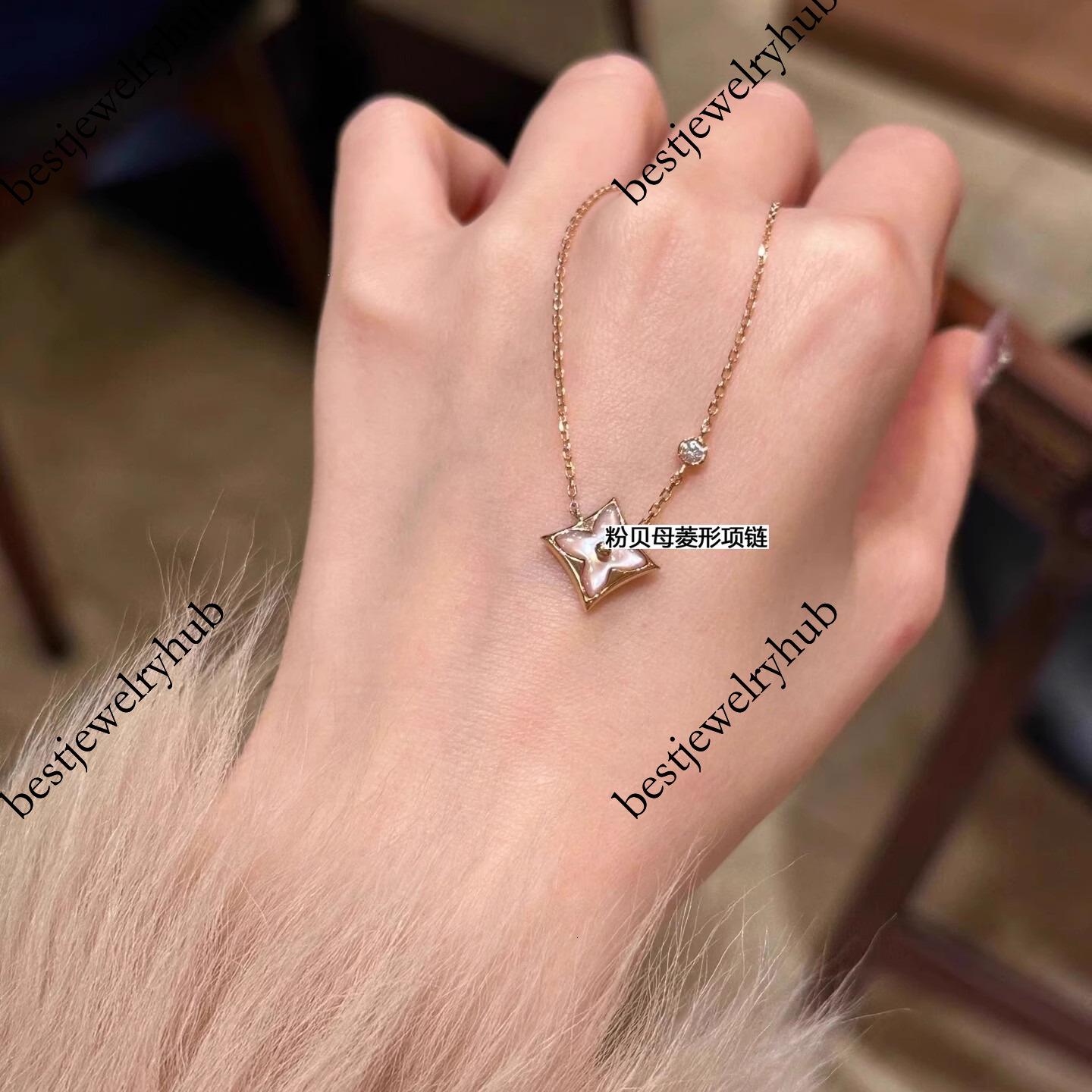Designer Jewelry Louisevuits L-shaped diamond-shaped pendant necklace for women, single flower diamonds, vintage clavicle chain with white and pink