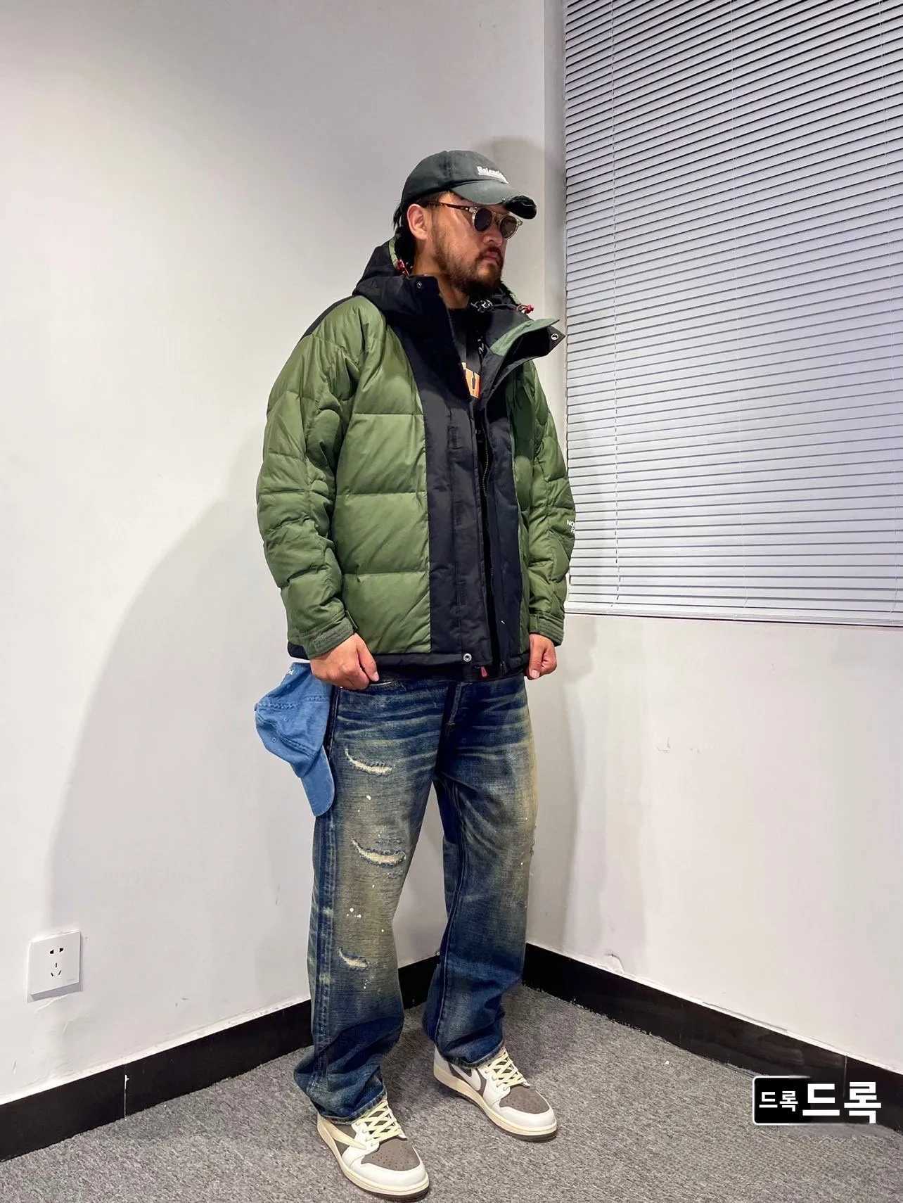 Fashion Parkas Youthful Men's Down Quilted down Jacket with Zipper Color Block Embroidery Hood Regular Fit White Duck Feather Padded Coat C2609