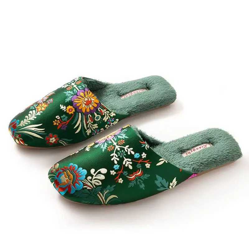 2024 New Women's Autumn Winter Embroidered Cotton Slippers Soft Sole Non Slip Plush Warm High Quality Home Silk Slippers T260922