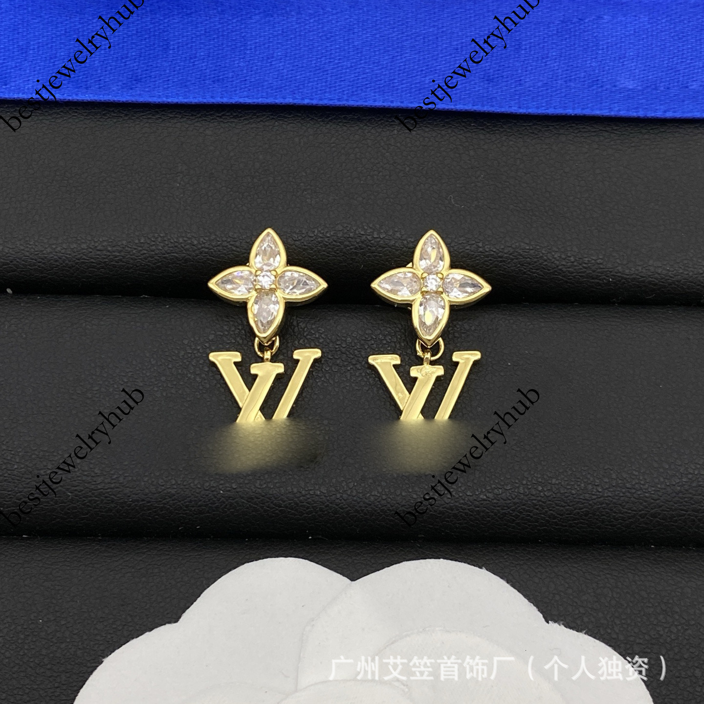 Designer Jewelry Louisevuits 2026 New Women's V-Shaped Earrings: Unique, Versatile, Luxurious, and Classic