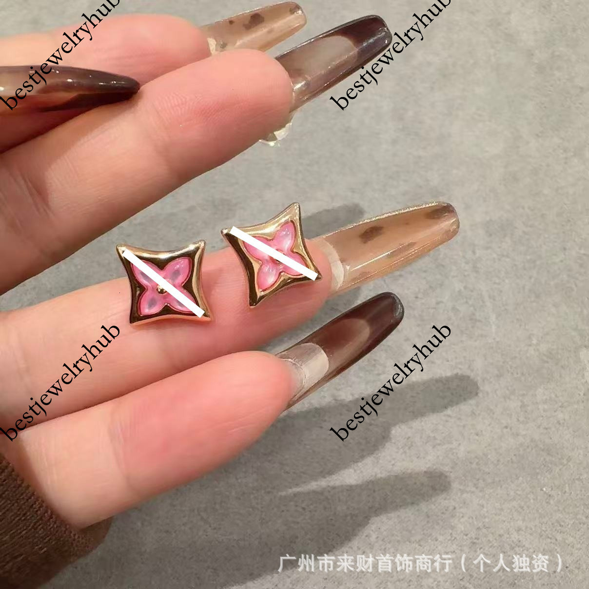 Designer Jewelry Louisevuits New version of pointed flower stud in rose gold, light earrings, versatile rhombus and round white mother-of-pearl earr