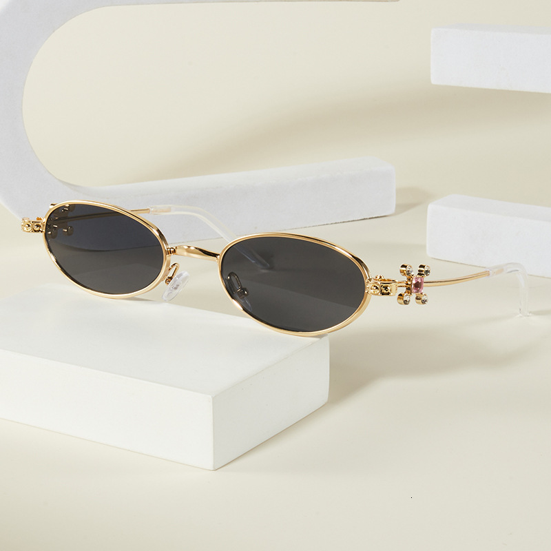 Designer New Oval Sunglasses For Women Diamond Studded For Travel And Photography Glasses With UV Protection And Sun Shading Features High Quality E