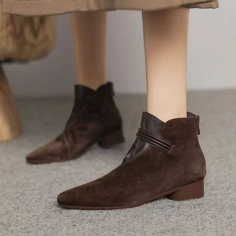 Designer Winter Boots 2025 Autumn New Women's Korean Style Pointed Toe Ankle Boots - Chunky Heel Minimalist Fashion Boots Back Zipper Design J2