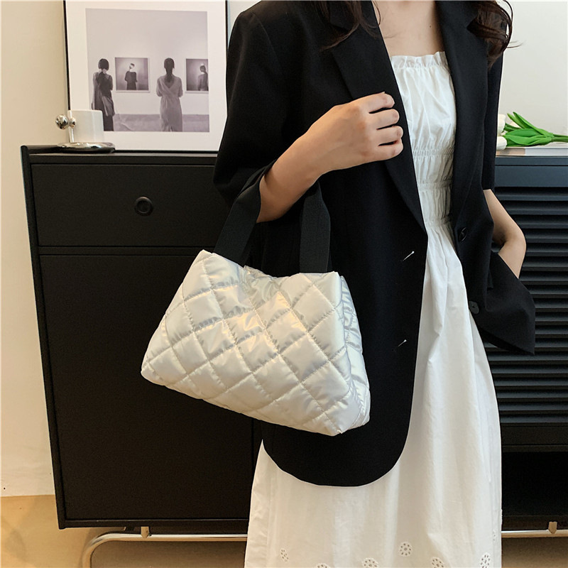Cross-border niche European and American style elegant women's bag, fashionable quilted embroidery large-capacity handbag, high-end commuter ba