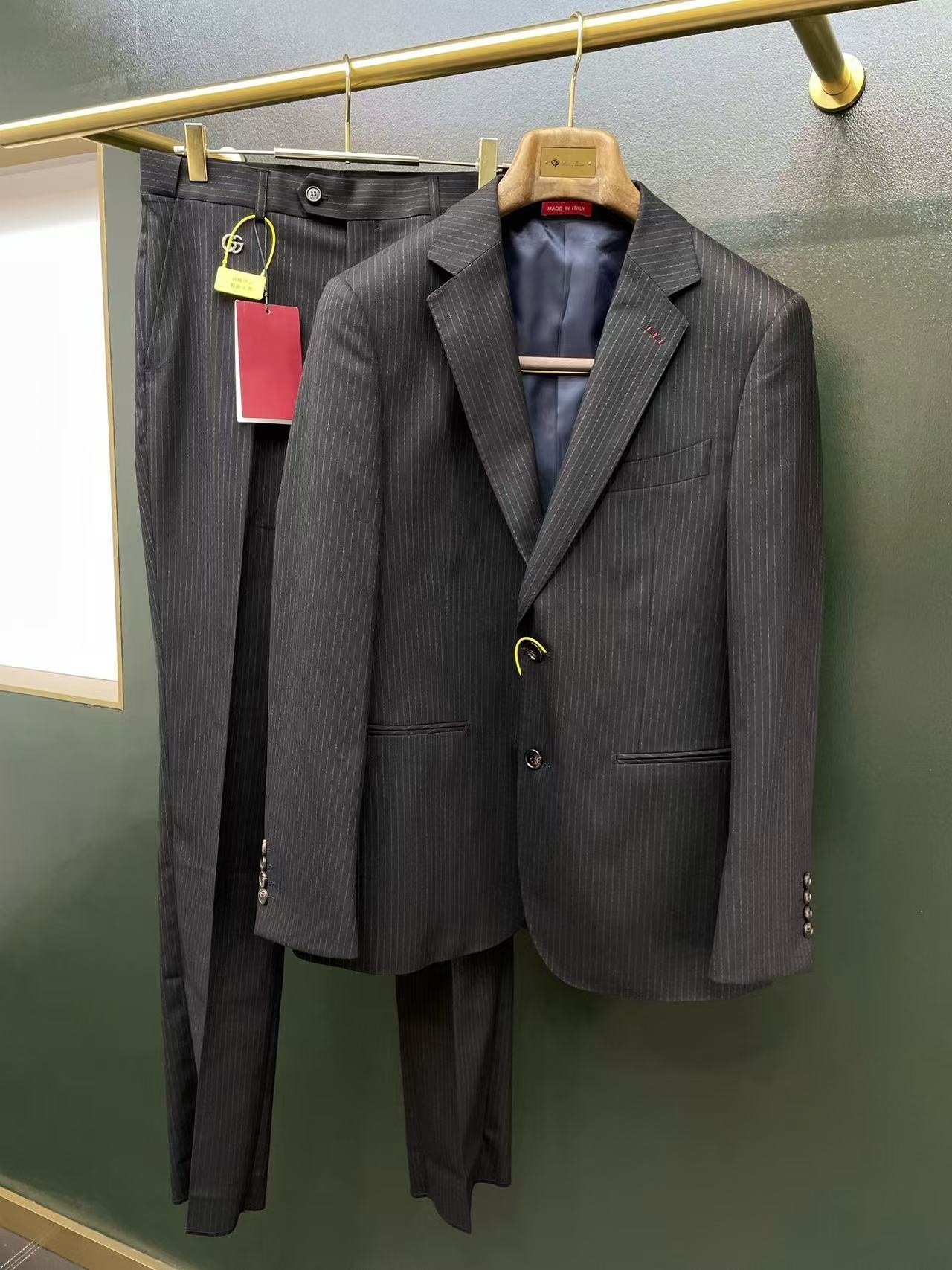 Men's suit set - Designer style suit jacket and trousers set with Western-style letter embroidery and metal badges. Fashionable business casual