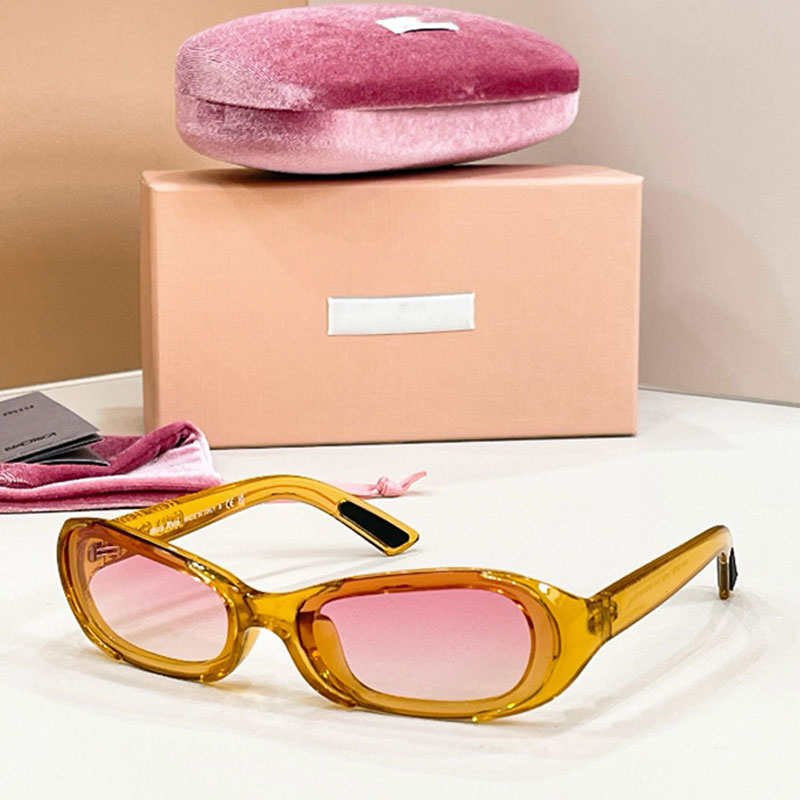 Runway sunglasses Brown Acetate The Low Wrap Frame Pink nylon lenses The temples are decorated with the logo womens Academy Workplace Designer Style
