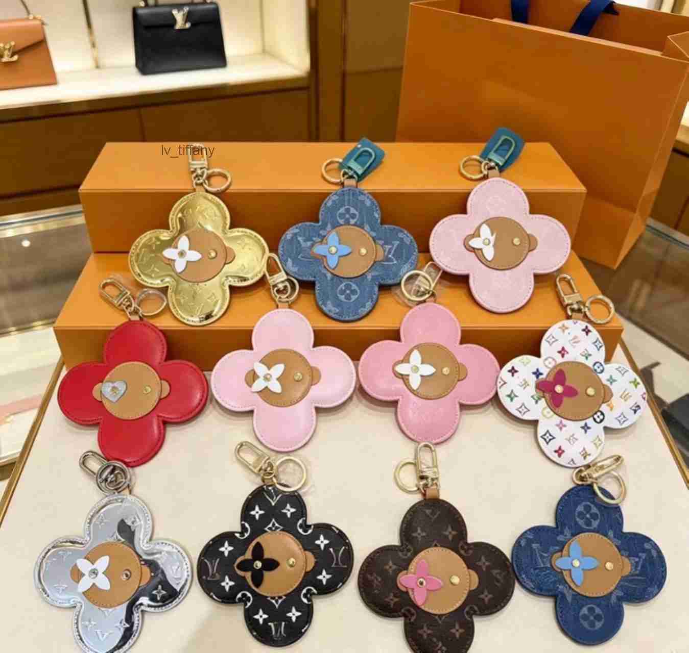 2026 Womens Designer Keychain Y2k Designer Bag Charm Luxury Gold Keychain High Quality Car Keychains Daily Bag Charms Alloy Key Chain985