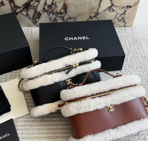Women Lambskin Shearling Trim Vanity Case Handbag Black Leather White Teddy Fur Gold Hardware Chain Crossbody Purse Top Handle Cosmetic Shoulder Bag