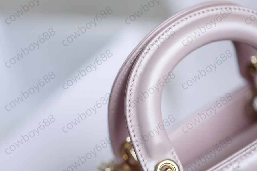 Chic Designer Accessory: Versatile Genuine Leather Carrying Options Including Tote & Clutch