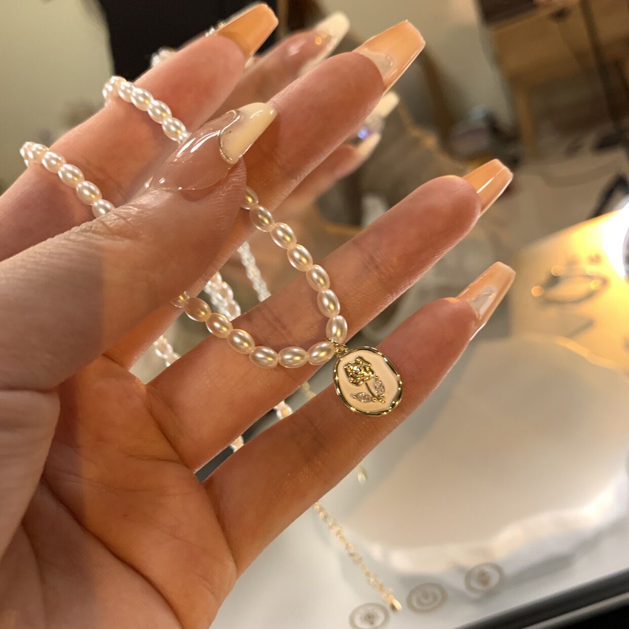 French vintage pearl necklace 2025 new model for women, high-end design, niche collarbone chain, elegant socialite style