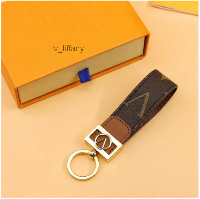 211 High Quality Keychain Classic Exquisite Luxury Designer Car Keyring Zinc Alloy Letter Unisex Lanyard Gold Black Metal Small Jewelry