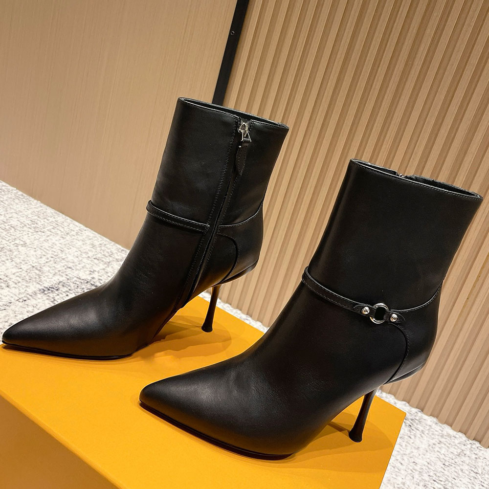 6Am Ankle Boot Womens Designer Calf Leather Boots 1AIUKZ Upper Signature Hardware Pointed Toe Knight Boot Fashion Brand Autumn Winter Boot Leather L