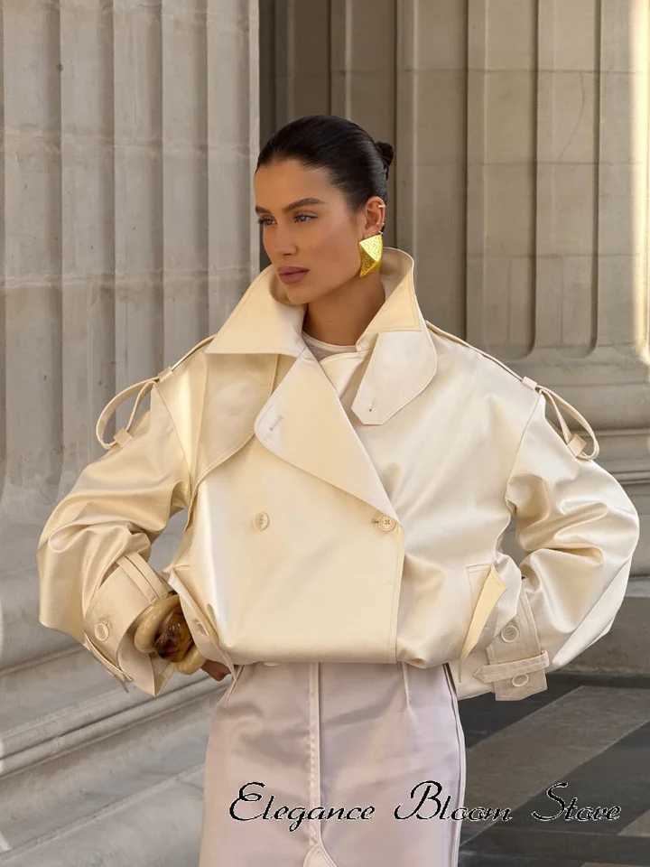 Trench White Satin Cropped Women Jacket Double Breasted Lapel Long Slve Pocket Shoulder Strap Short Coat 2026 Fall Winter New M260922