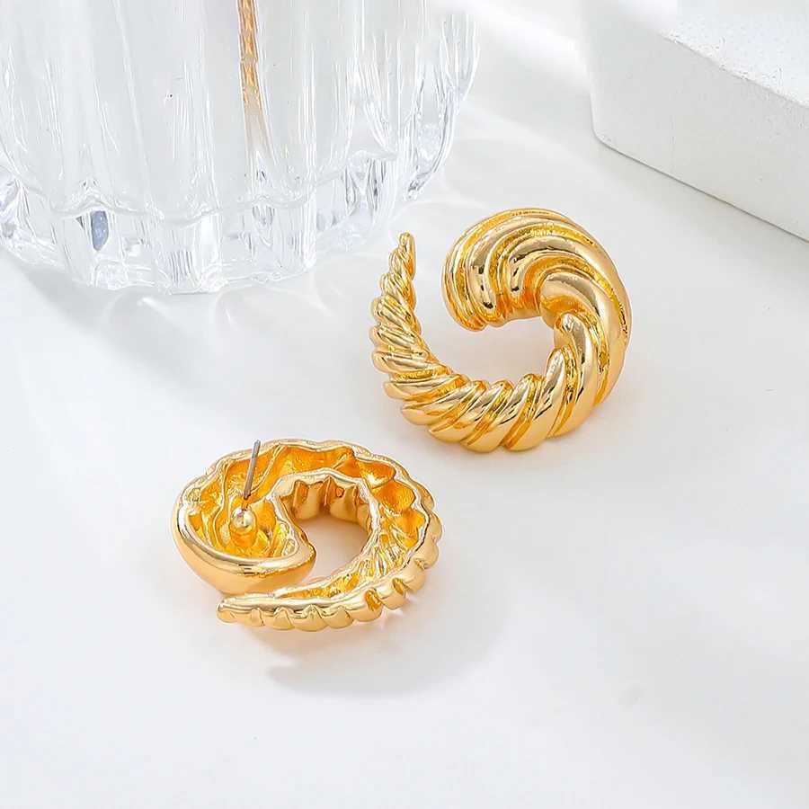 Retro Conch Shaped Stud Earrings for Women Fashion Personze Design Geometric Irregular Croissant Texture Earrings M260923