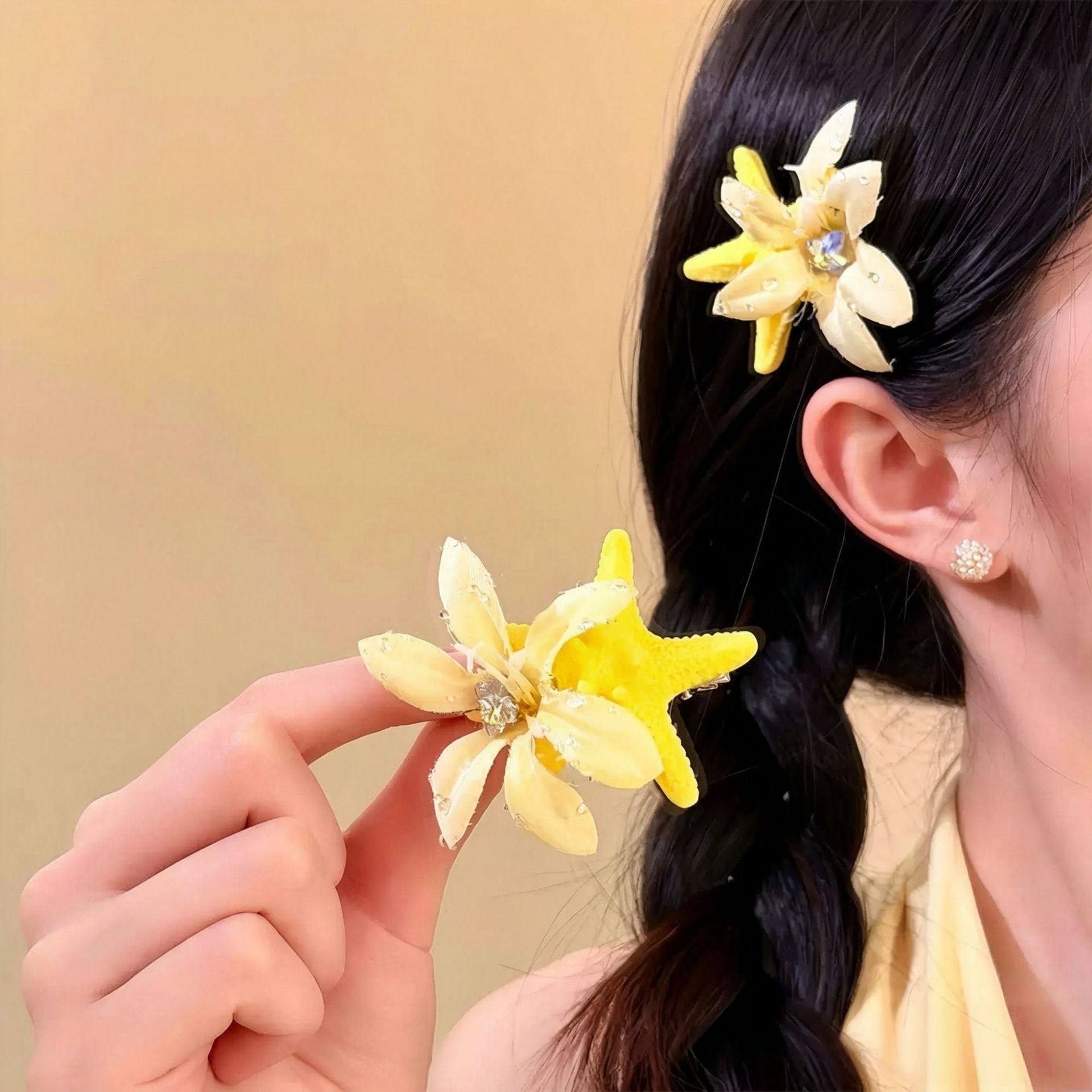Early summer floral-themed vacation style yellow starfish clips, floral hair accessories women, 2026 new collection, perfect for beach photoshoots