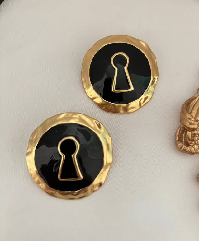 Designer Good quality Real 18K Gold Plated Brass Schiaparelli Black Enamel Stud Earrings Jewelries Stamp Letter Gift SCHE058B084
