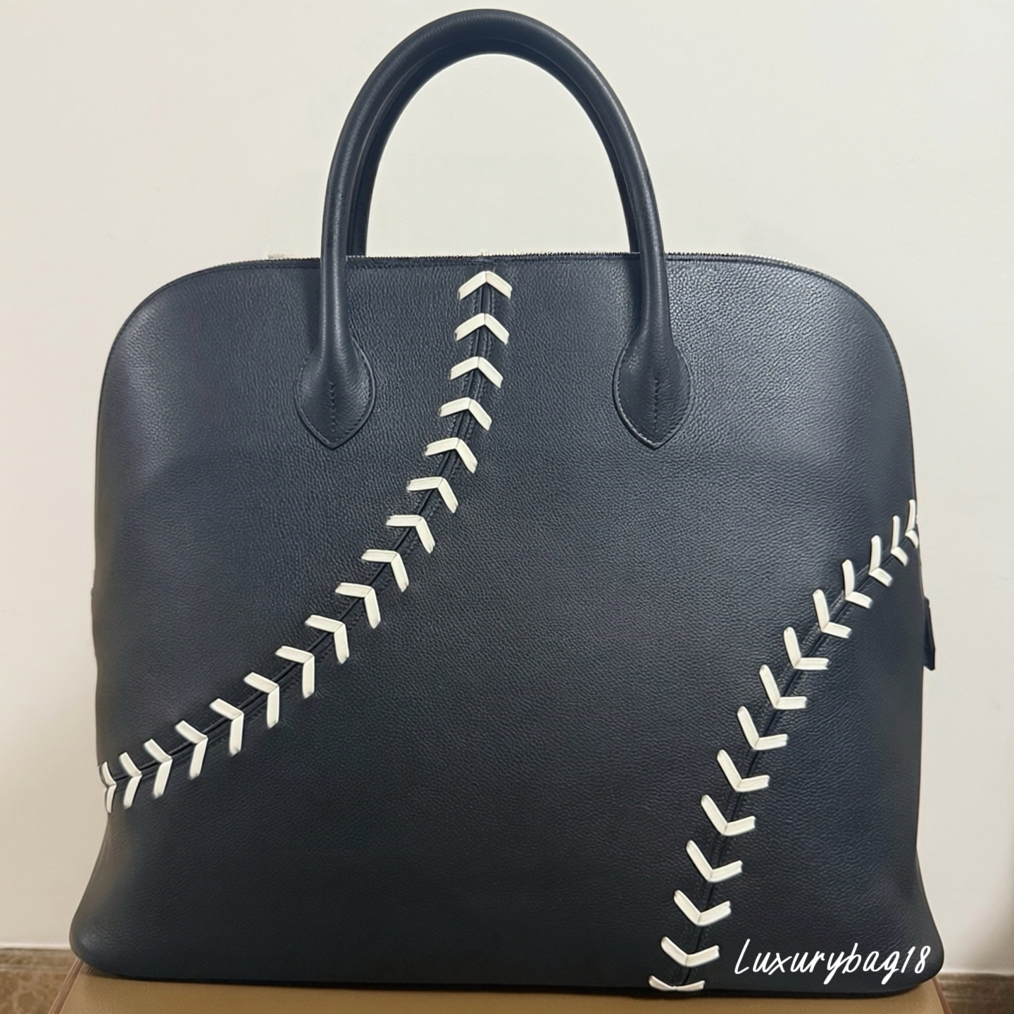10A universal mens and womens large capacity shell tote bag retro genuine leather travel bag handmade V shaped contrasting stitching handbag zippere