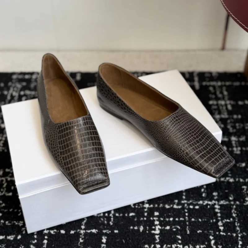 Scarpe basse con stampa serpente Scarpe da donna Designer di lusso Punta a punta Punta quadrata Slip on Moda Casual Pelle Beige Nero Abito da festa